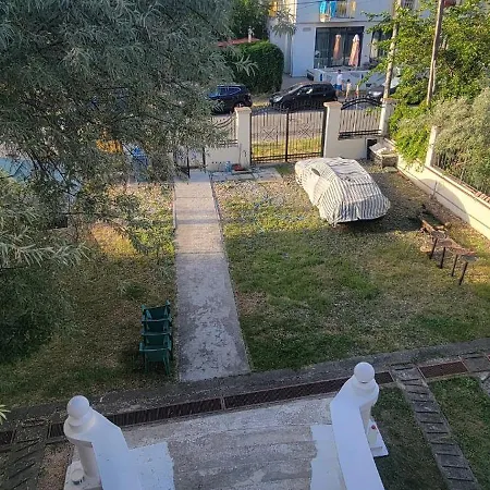 Leoneg Năvodari